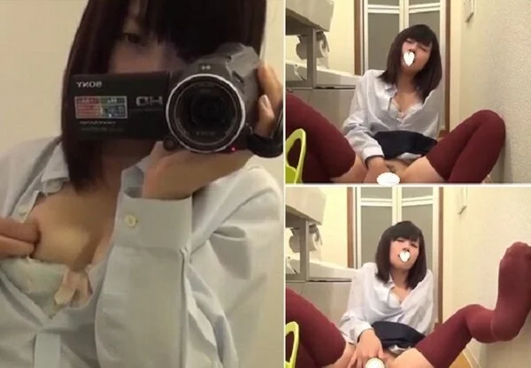 片手にカメラで淫らに自撮り 稲妻が走った様なビクつき姿を披露