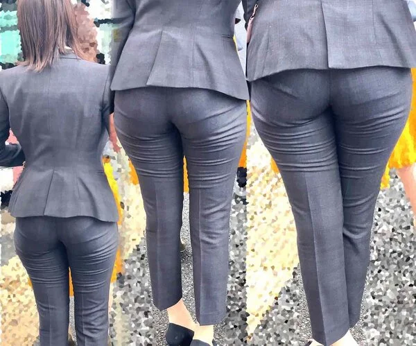 ピチピチパンツスーツ83_極エロくい込み美尻のバス待ちお姉さん2人分!!