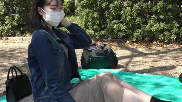 【ハプニングあり】お花見中に蜂が接近…思わず出た素の声と黒ソックスのリアルな足元