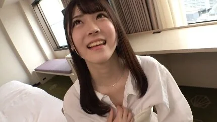 アイドルのようなルックスの19歳専門学校生が膣奥を突かれて快感に顔を歪ませる