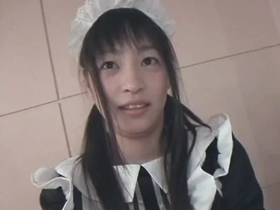 スレンダーな19歳メイド喫茶店員がエッチなポーズを要求されているうちに体を弄られ