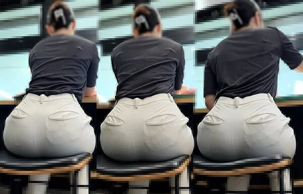 ピチピチピタパンヒップ226_白パンツをローアンからグイーッと突き出す尻がたまら