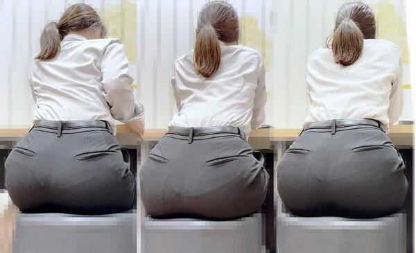 ピチピチパンツスーツ96_ムチムチ美尻を無防備に突き出す!!ハイスペックなOLお