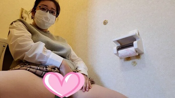 ❤愛華の自撮りオナニー❤仕事場の■■■で声を我慢しながら潮吹きオナニーする人妻