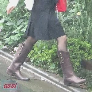 お洒落なレインブーツのお姉さんとOL