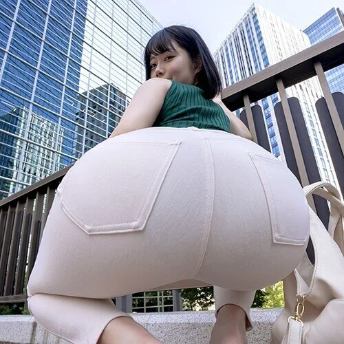 【初露出】清楚系エロ尻パティシエ 公衆便所で尻コキ/ビルの屋上で中出し/車内でフ