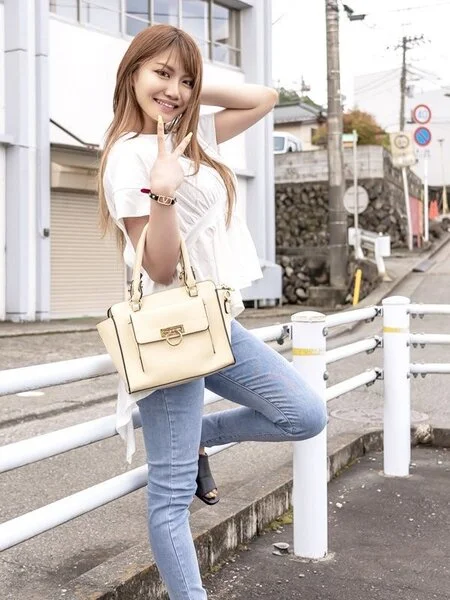 デカパイ剛毛マンコのアプリナンパで釣ったガルバ店員にフェラ交渉!クールな塩対応だ