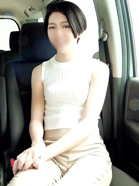 【密会車内SEX①】ショトカボーイッシュ系の美人妻が狭い車内で密会SEX…恋人つ