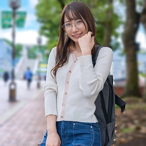 メガネ姿が可愛いスレンダー妻とごっくん不倫旅行①…駐車場フェラ抜きごっくん・ホテ