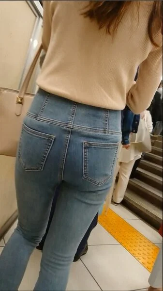 【食べ頃ヒップ】20代OL私服デニム尻3