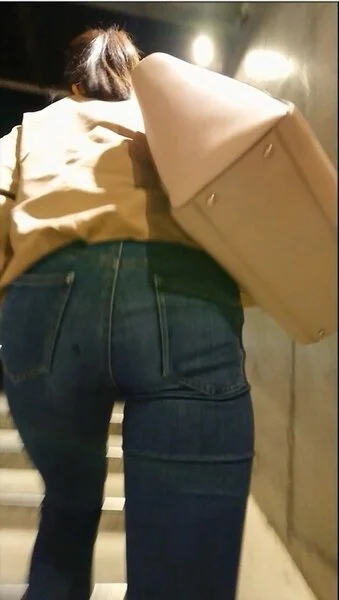 【食べ頃ヒップ】20代清楚系ポニーテール女のジーンズヒップ8