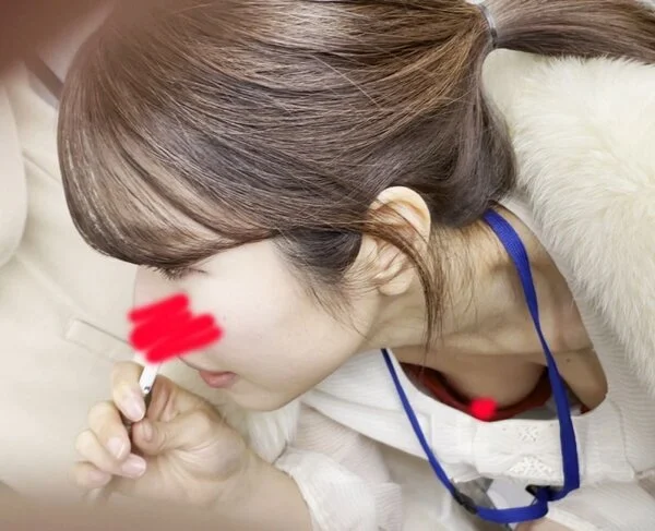 【休憩所の胸チラ】オフィスビル内(飲食系大手の広報さん?)美人女性の喫煙中の胸チ
