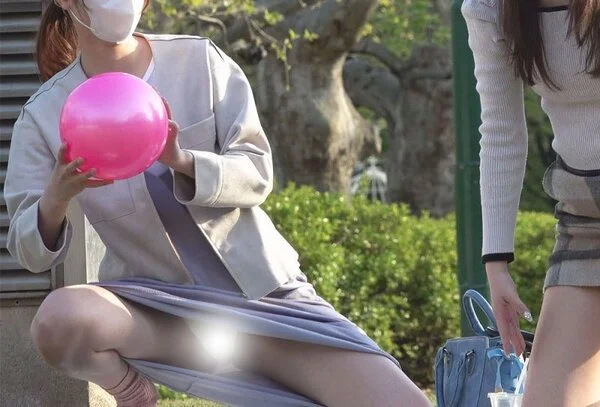 公園パンチラ5 GJ!ボールが転がってきて拾う際にガバっと大開脚!