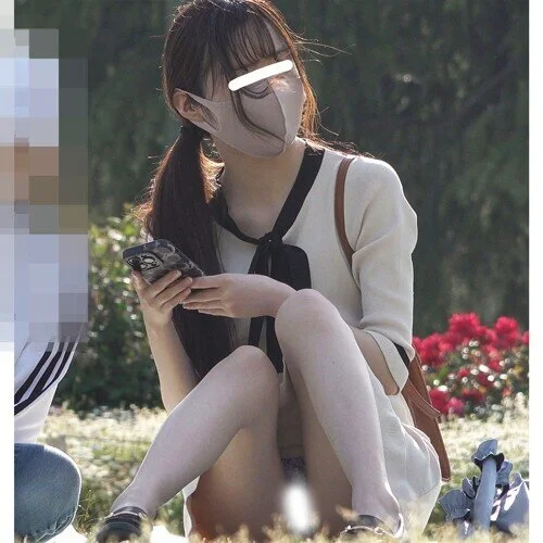 公園パンチラ7 座りチラ連発する誰もが振り返るアイドル系女子