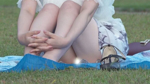 公園パンチラ15 緑の芝生に黄色のパンツ♡人目を気にしない系な彼女