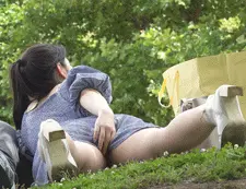公園パンチラ14 気になるパンティーの食い込みをカレシの横でこっそりお直し♡