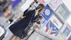 観光地パンチラ22 ライバーさん?人混みの中で何度も座ってスカートの中がチラチラ