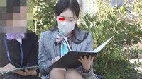 公園パンチラ25 広場で打ち合わせしてる後輩スタッフに声掛けて近付いて見ました