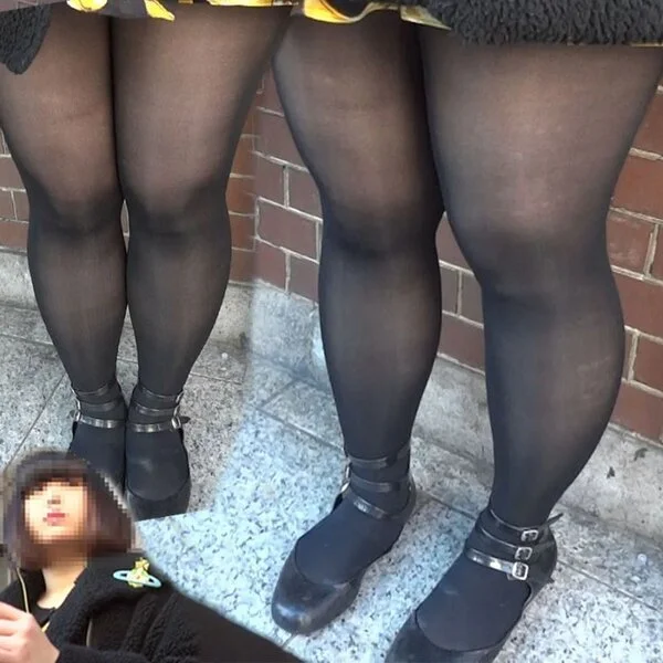 ムッチムチ黒パンストの太い脚! ダイナミックなアンヨのエロい女の子を接写したよ