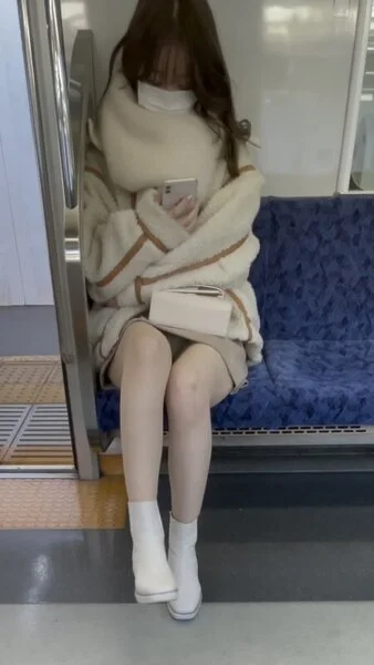 【期間限定顔出し】かわいいゆるふわJDのスト越し白パンティ(電車対面パンチラ)