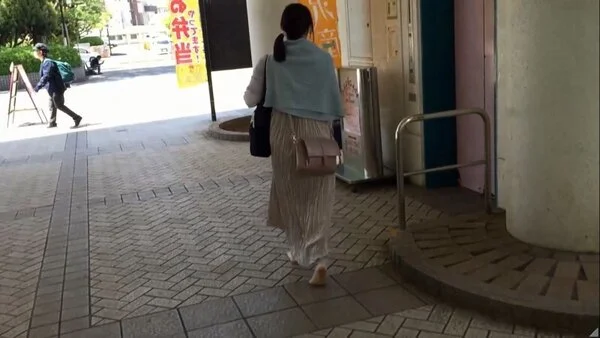 【完全裸足】モデルさんに裸足で外を歩いて頂いた!