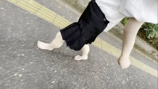 【完全裸足】第31弾!裸足で夏の夕暮れ時を歩く女性