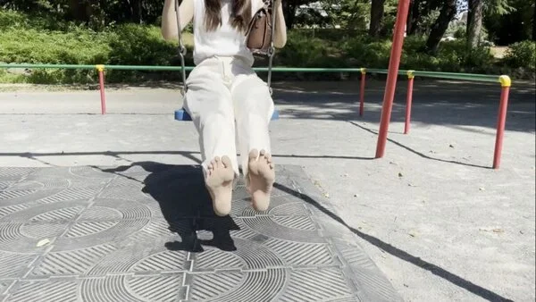 【完全裸足】第33弾!裸足で猛暑日の公園を歩く女性 part2