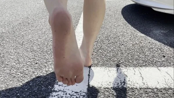 【完全裸足】第34弾!裸足で残暑の街中を歩く量産型女子 part2