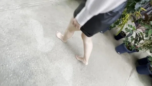 【完全裸足】第35弾!裸足で広い公園施設を歩く女性 part1