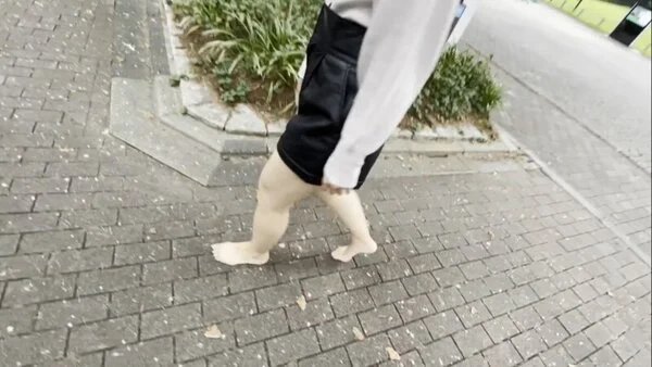 【完全裸足】第35弾!裸足で広い公園施設を歩く女性 part2