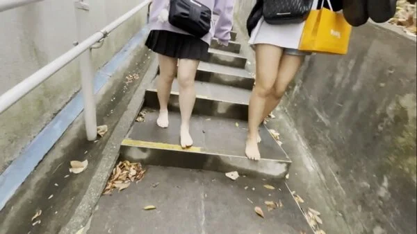 【完全裸足】第40弾!裸足で街中を歩く女性2人組