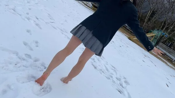【完全裸足】第43弾!裸足で雪積もる公園を歩く制服女子