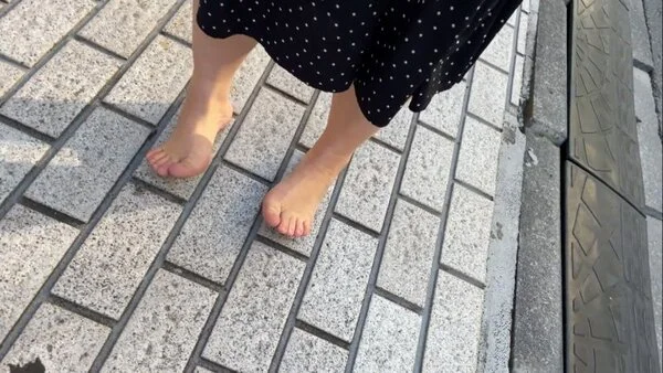 【完全裸足】第45弾!裸足で冬の街中を歩く女性