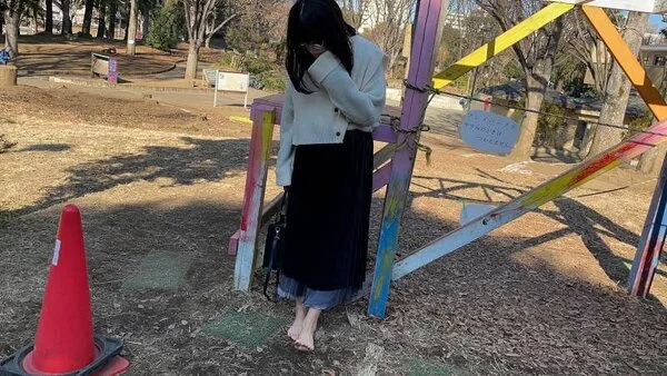 【完全裸足】第44弾!裸足で冬の公園を歩く女性