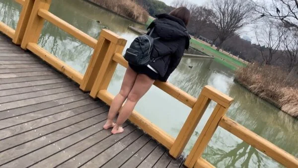 【完全裸足】第47弾!裸足で冬の公園を歩く女性