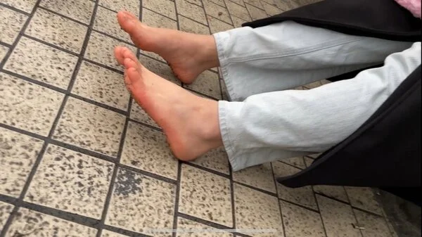 【完全裸足】第46弾!裸足で雨の街中を歩く女性