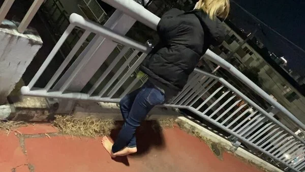 【完全裸足】第48弾!裸足で夜の冬の街中を歩く女性