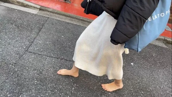 【完全裸足】第49弾!裸足で冬の街中を歩く女性