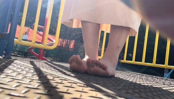 【完全裸足】第50弾!裸足で暖かい冬の街中を歩く女性