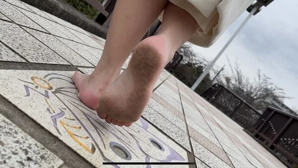 【完全裸足】第51弾!裸足で冬の街中を歩く女性