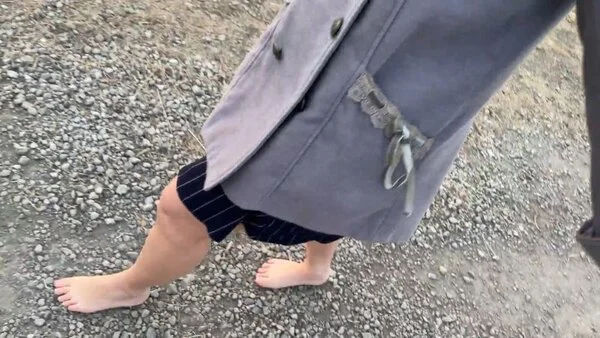 【完全裸足】第52弾!裸足で冬の街中を歩く女性