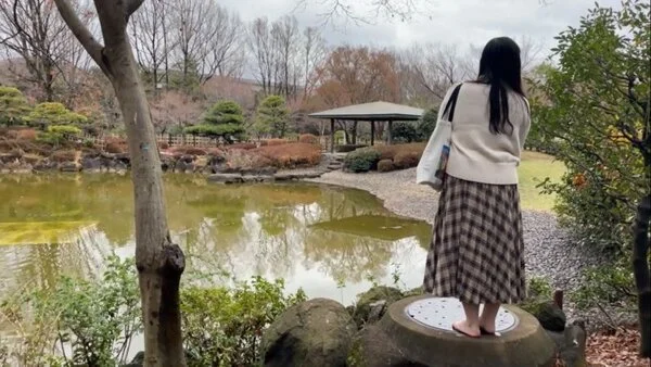 【完全裸足】第53弾!裸足で冬の公園を歩く女性