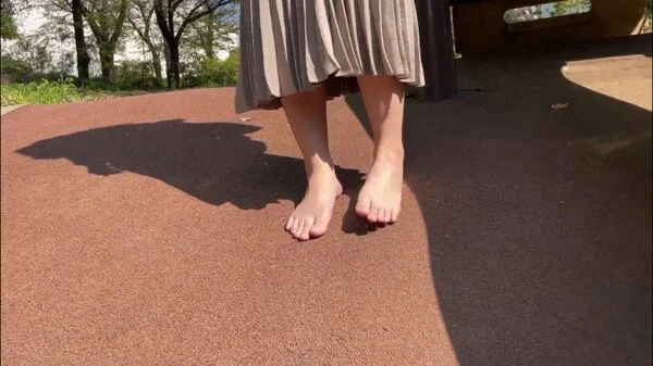 【完全裸足】第55弾!裸足で春の公園を歩く女性