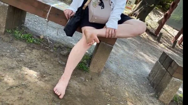 【完全裸足】第56弾!その2 裸足で春の公園を歩く女性