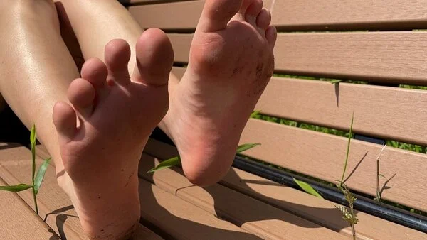 【完全裸足】第57弾!その1 裸足で初夏の街中を歩く女性