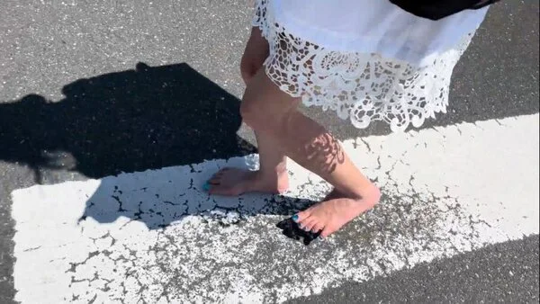 第60弾! 裸足で真夏の野外を歩く女性