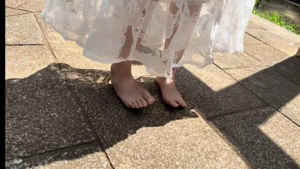 第59弾! 裸足で夏の真昼間を歩く女性