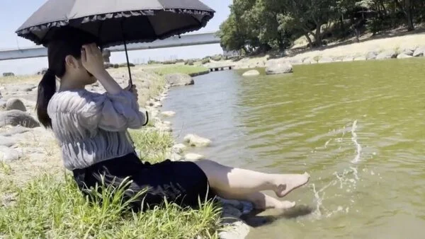 第61弾!裸足で真夏の小川沿いを歩く女性 その2