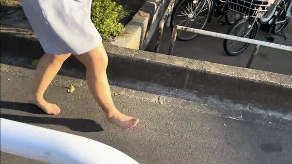第62弾!裸足で夏の夕暮れ時の公園を歩く女性 その2