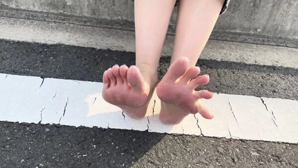 第63弾!裸足で夏の昼下がりに田舎の駅前を歩く女性 その1